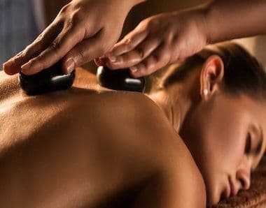 Masaje tailandés con piedras calientes